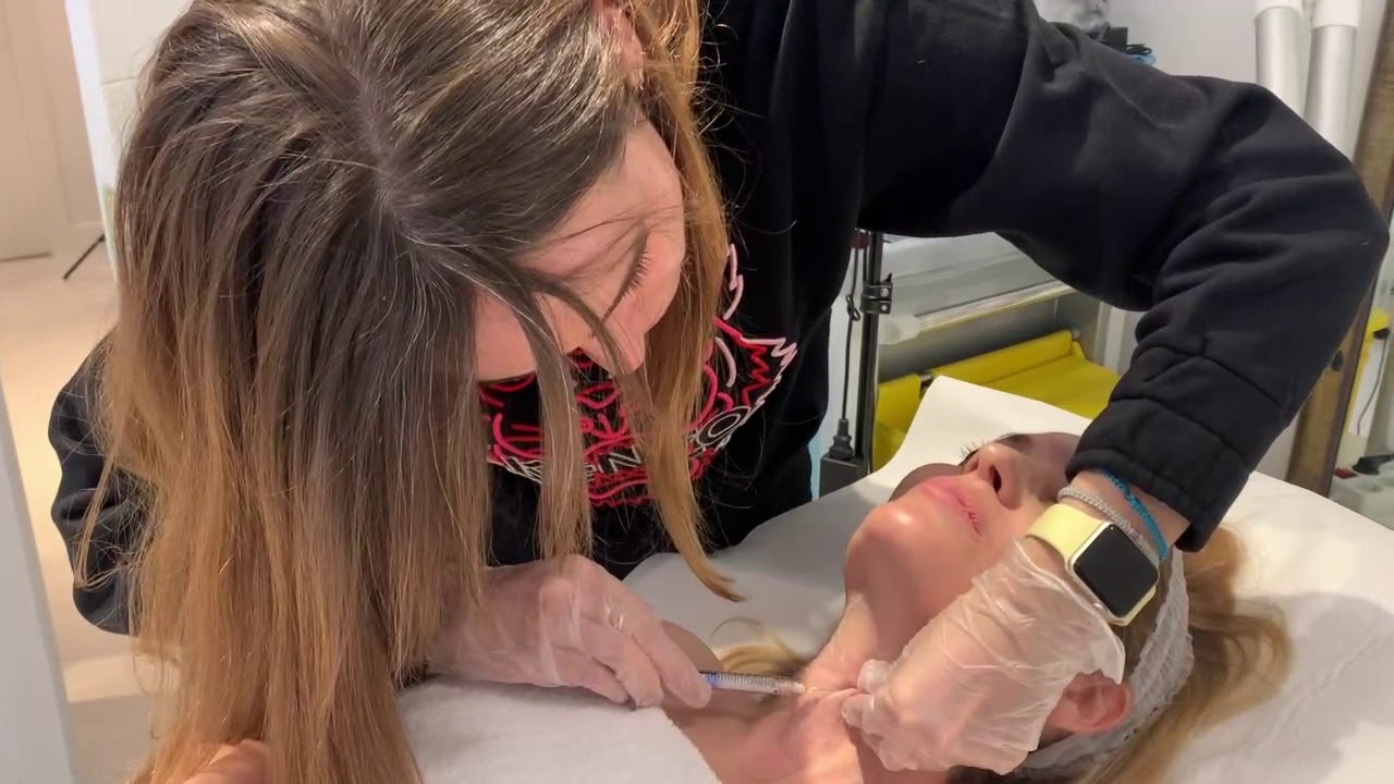 Cómo eliminar la flacidez del cuello | Dermaforyou by Dra Carmen Galera