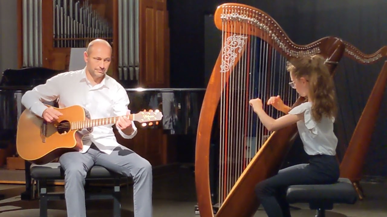 Classe de harpe de Dominique Lacote - à la harpe, Calie, à la guitare, Sylvain, son papa