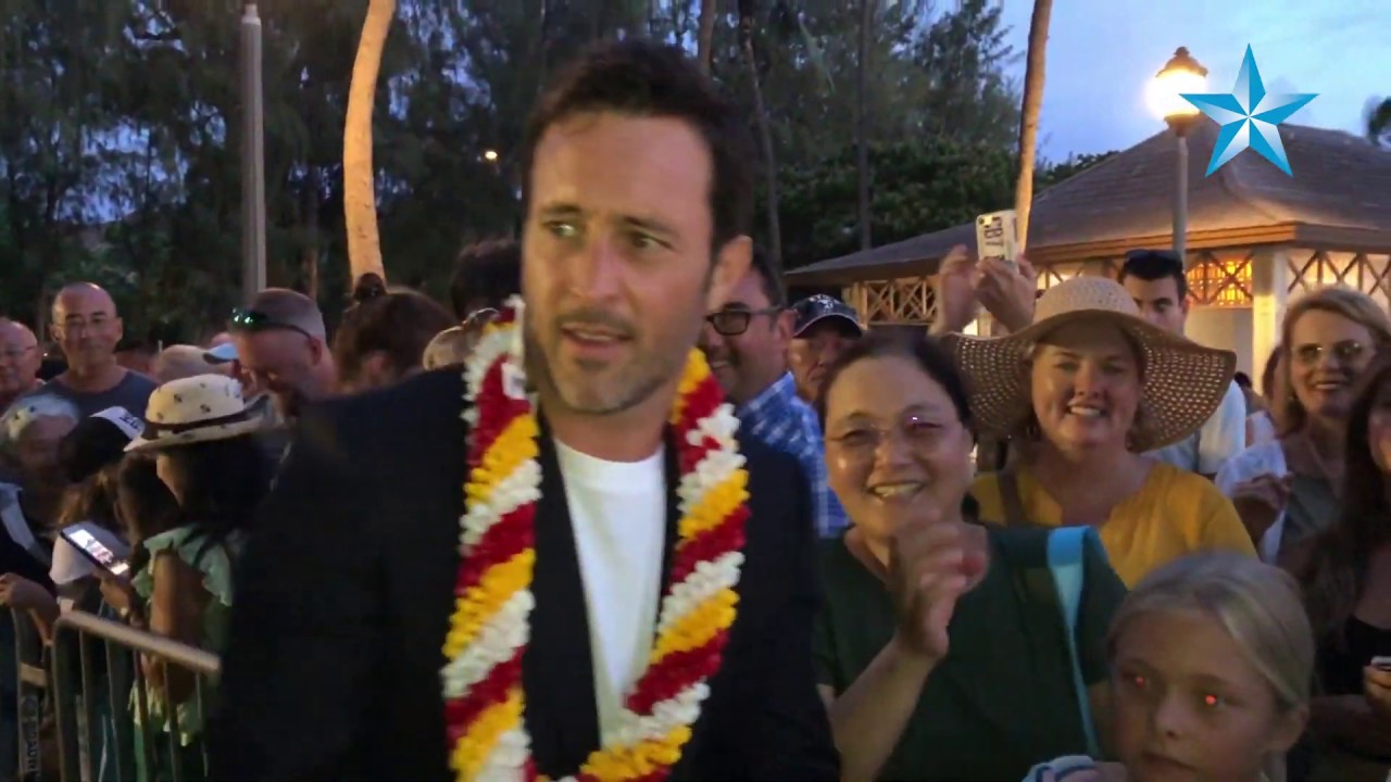 'Hawaii Five-0' actor Alex O'Loughlin snaps selfies with fans in Waikiki