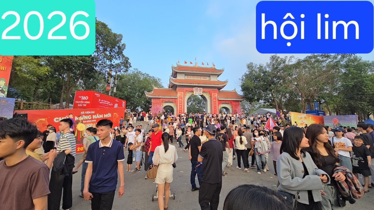 2026. Biển người đi hội nhiều quán ăn, trò chơi dân gian vẫn còn lưu giữ.