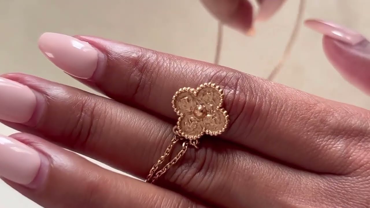 Винтажное колье Van Cleef and Arpels Alhambra из розового золота, срок службы 2 года.