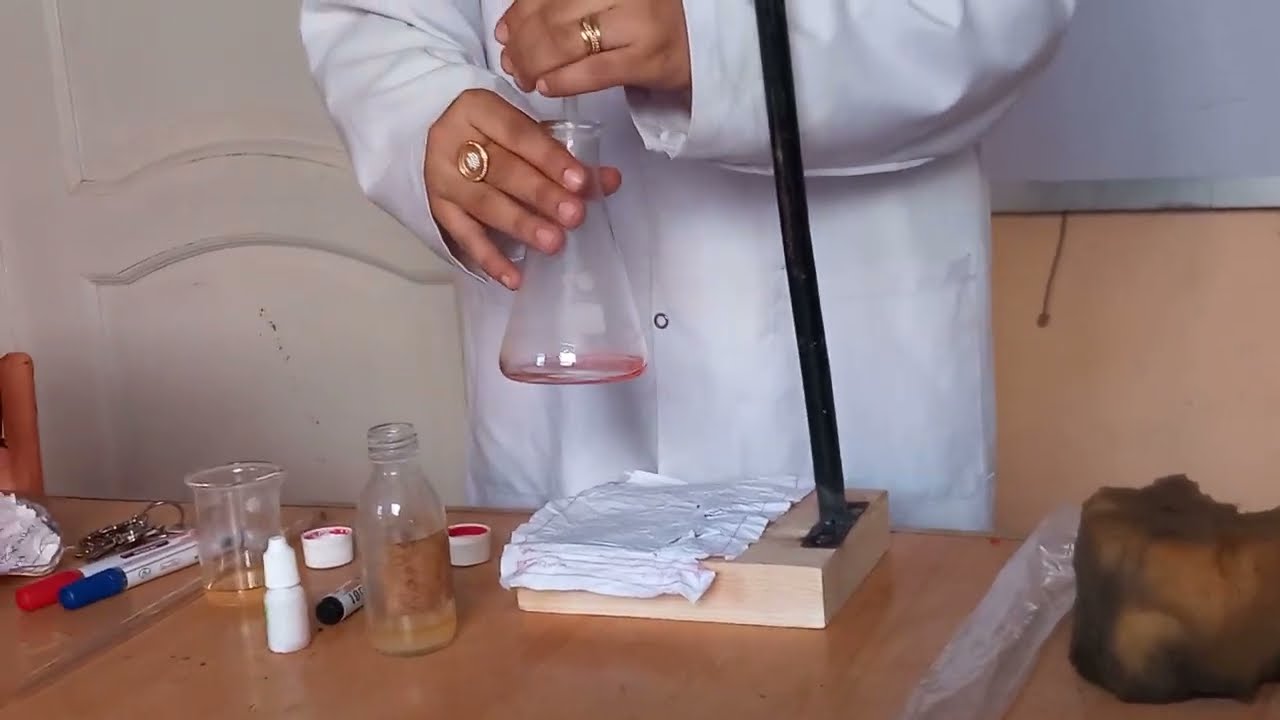 تجربة تعادل هيدروكسيد صوديوم مع حمض HCl باستخدام دليل الميثيل البرتقالي.  الصف الثالث الثانوي.