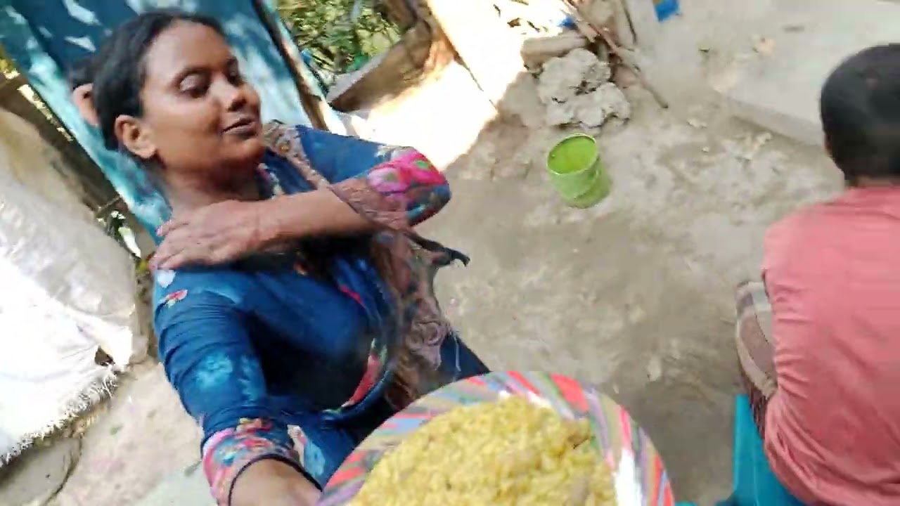 মুন্সিগঞ্জের বিক্রমপুরে খালাতো ভাইয়ের বিয়েতে সকালের ও দুপুরের খাবার রান্না করা হচ্ছে,সবাই রেডি তোহ