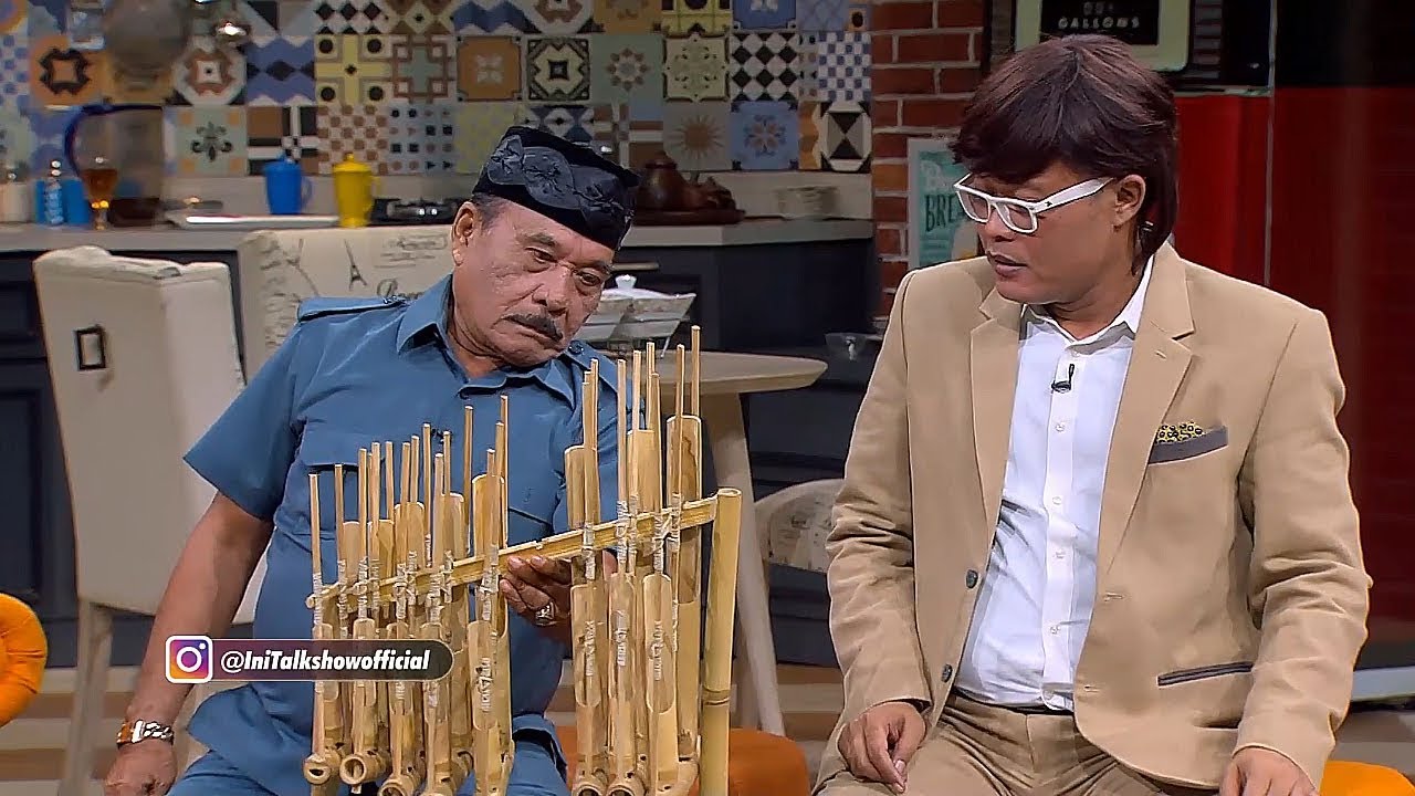 Pak RT Ingin Bergaya Main Angklung Didepan Caitlin