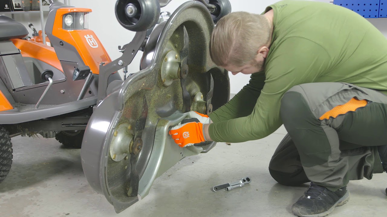 How to attach and remove the mulch plug