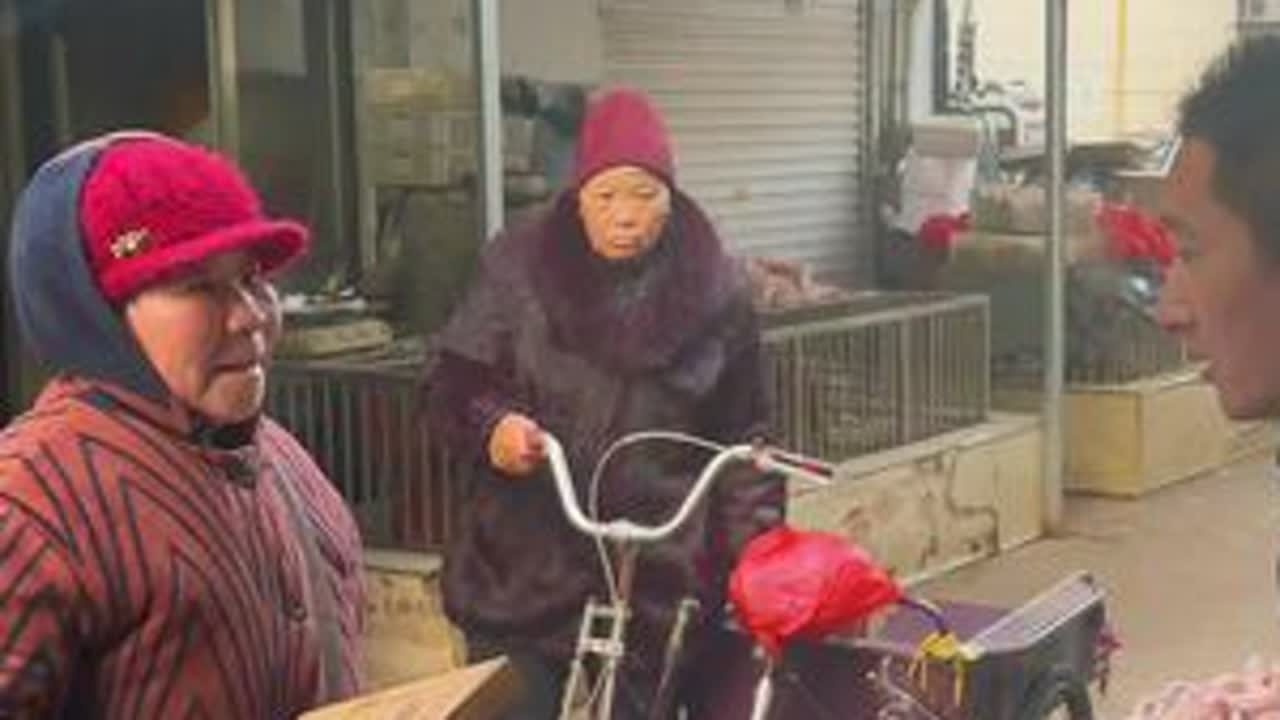 80岁大娘害怕买的刀不好用，驱车十几公里也要过来试刀验证真假#美食 #记录真实生活