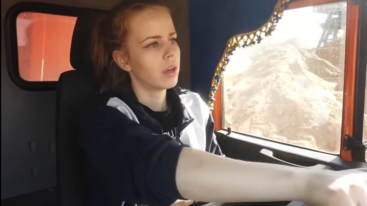 Все в шоке, когда видят девушку на камазе. Вожу песок с порта