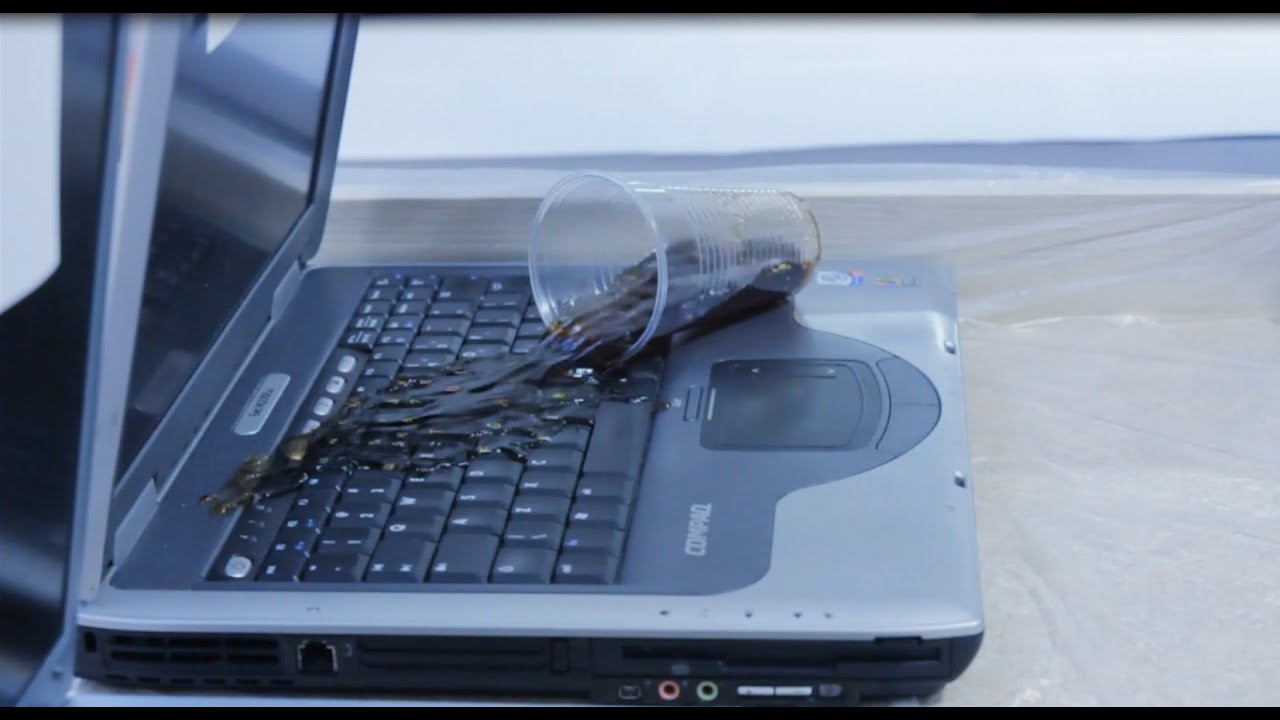 Laptop zalany Colą. Naprawa laptopa po zalaniu cieczą.