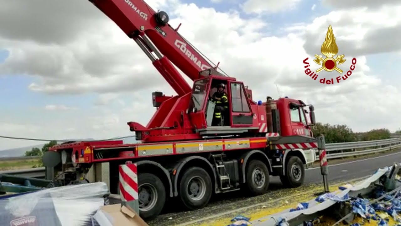 Autogru del vigili del fuoco in azione sulla 131 per il recupero di un tir ribaltato