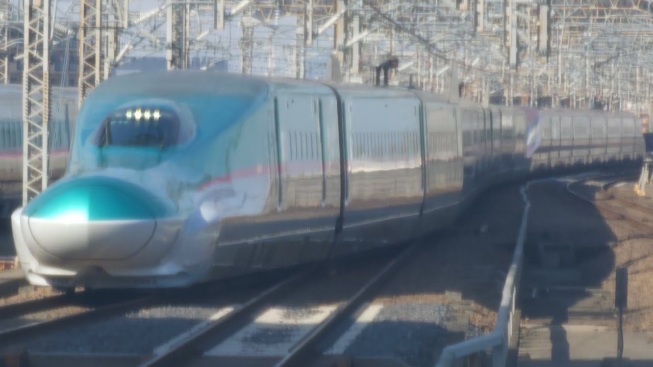 3016B はやぶさ・こまち16号 東京行の列車として大宮駅15番線に到着停車するシーン[JR東日本幹セシE5系U44編成+幹アキE6系Z2編成]