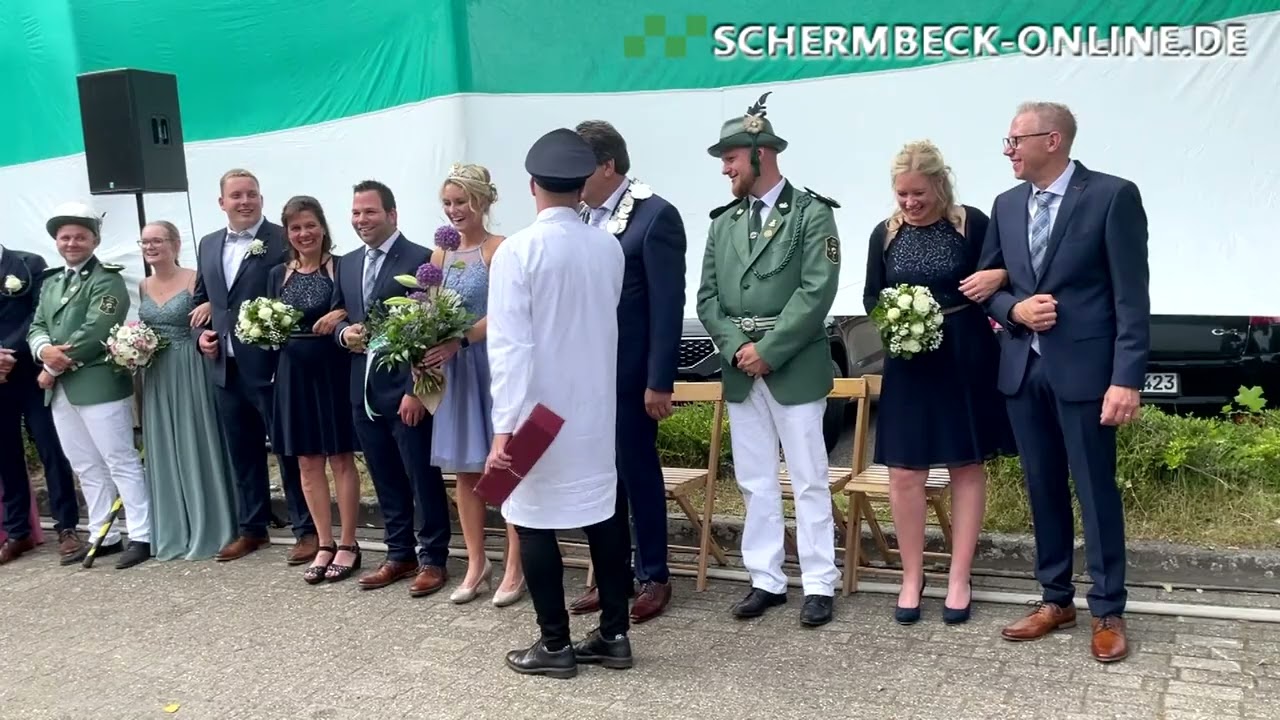 Neuer Schützenkönig von Gahlen Uwe Sander und seine Königin präsentieren sich dem Volke