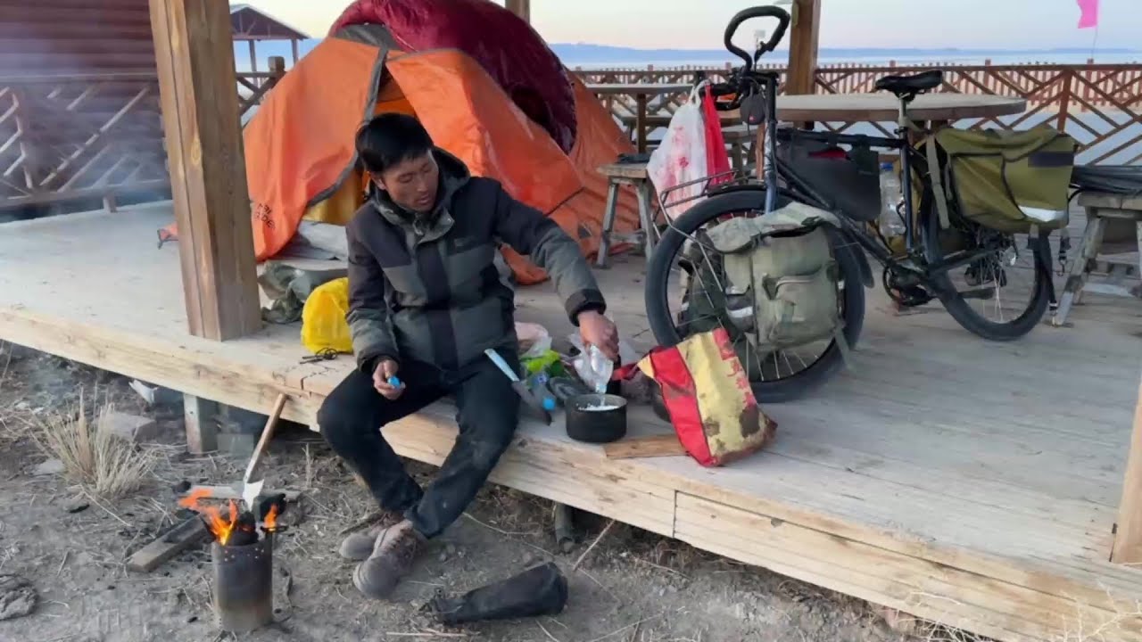冬季骑行新疆，盐湖景区没有一个人，晚上豪华露营地生火做饭吃