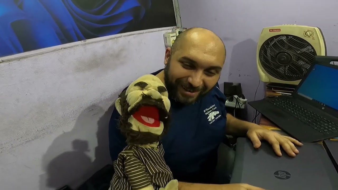 بينضفه بطريقه عجيبه مع لؤي 😂