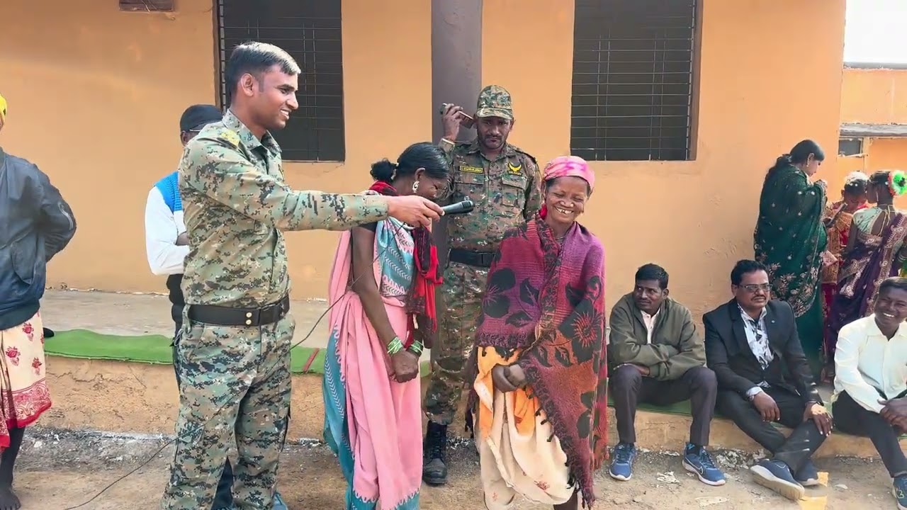 जो महिलायें पुलिस को मारने दौड़ी थीं अब पुलिस को देखकर बहुत ख़ुश होती हैं। 