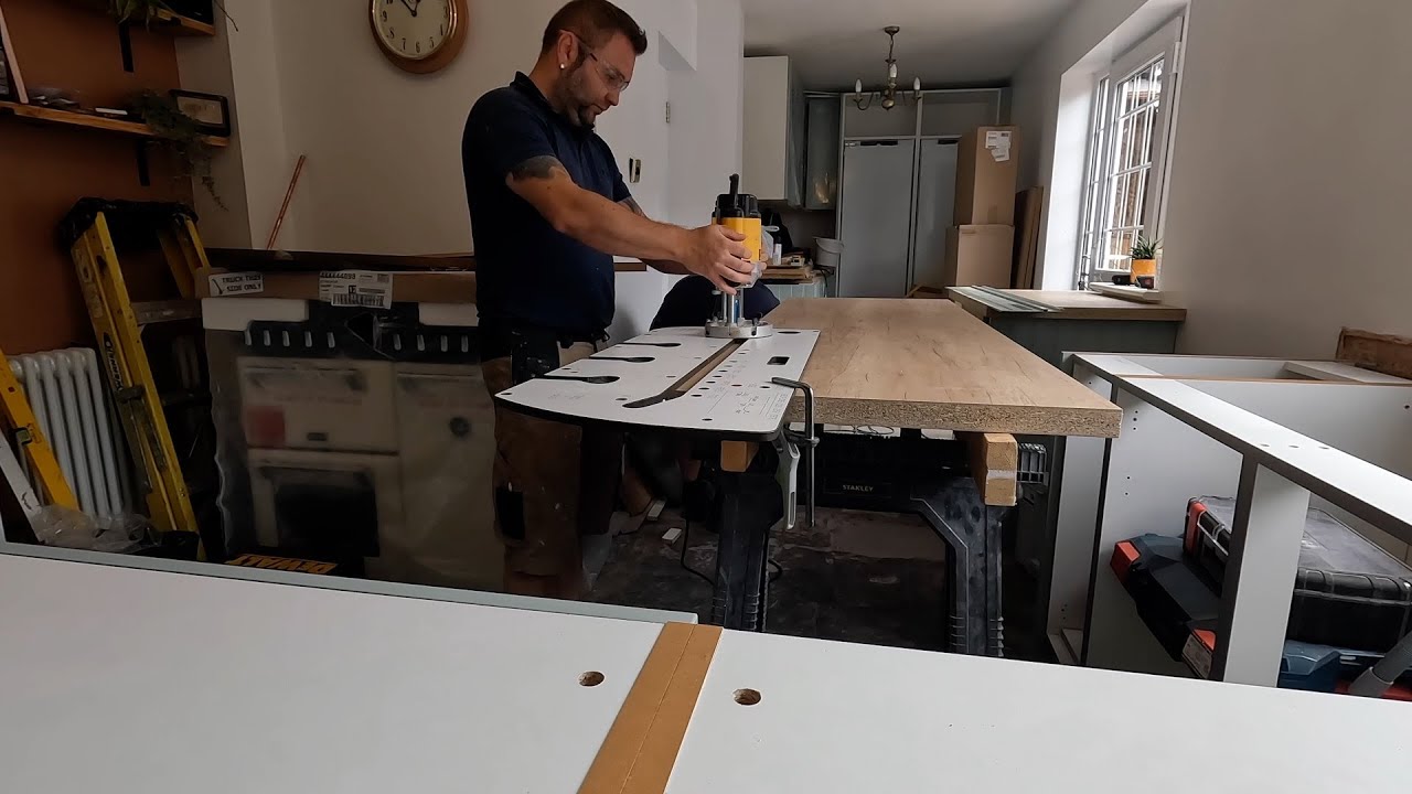 Montaj  blaturi de bucatarie &icirc;n sistem profesional.