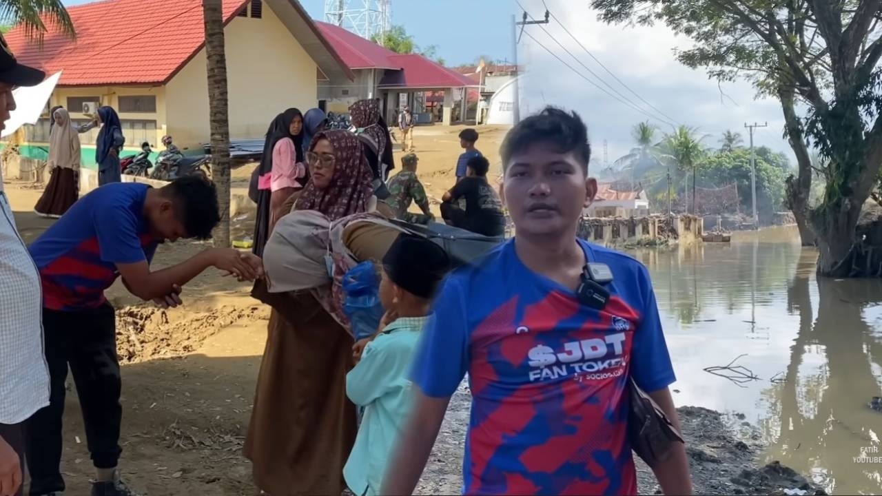 PECAH TANGIS HARU CIKGU ACEH DAPAT BANTUAN  LAPTOP BARU DARI WARGA MALAYSIA🇲🇾
