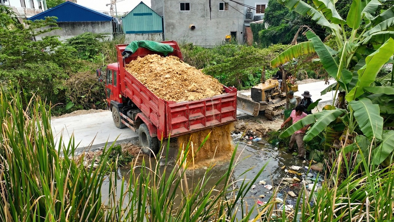 First Amazing Landfill Project! Skills Dozer D20A Push Soil Delete Flooded Garbage Grass with Trucks