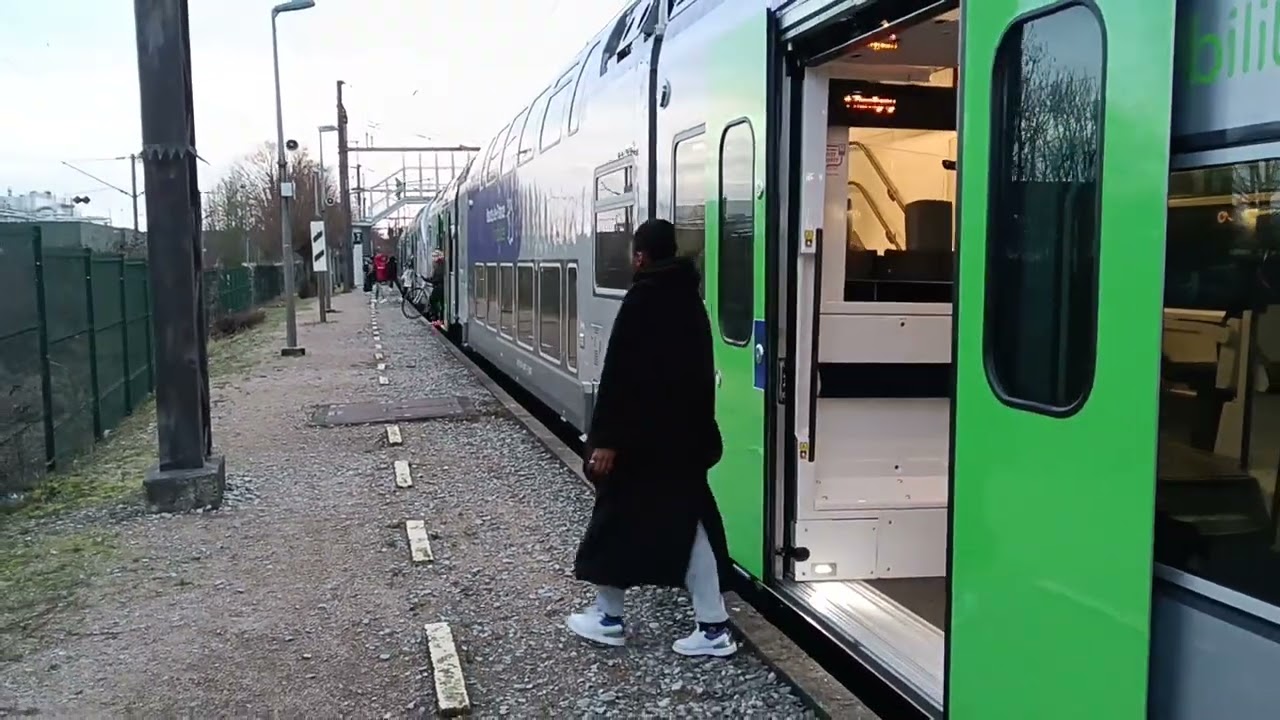 Arrivée et départ à 17h07 d'un TER Régio2N avec des claquements si on écoute bien.....