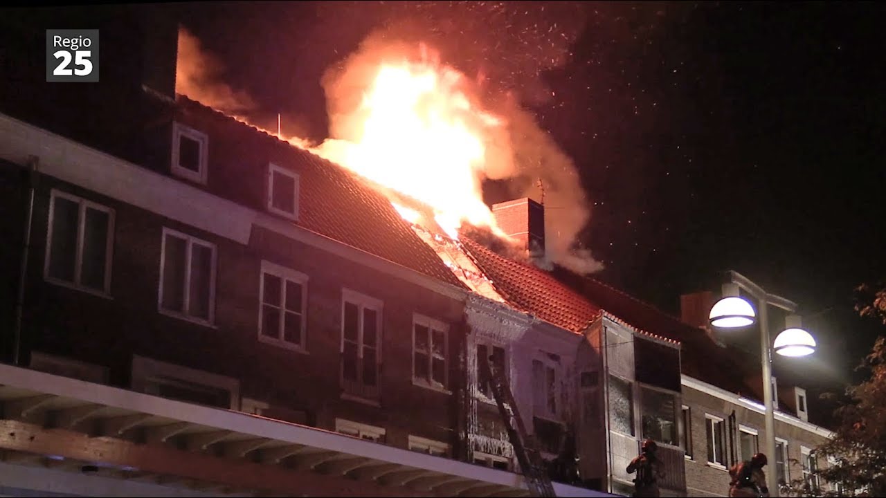 Emmeloord - Grote uitslaande brand in woning Lange Nering