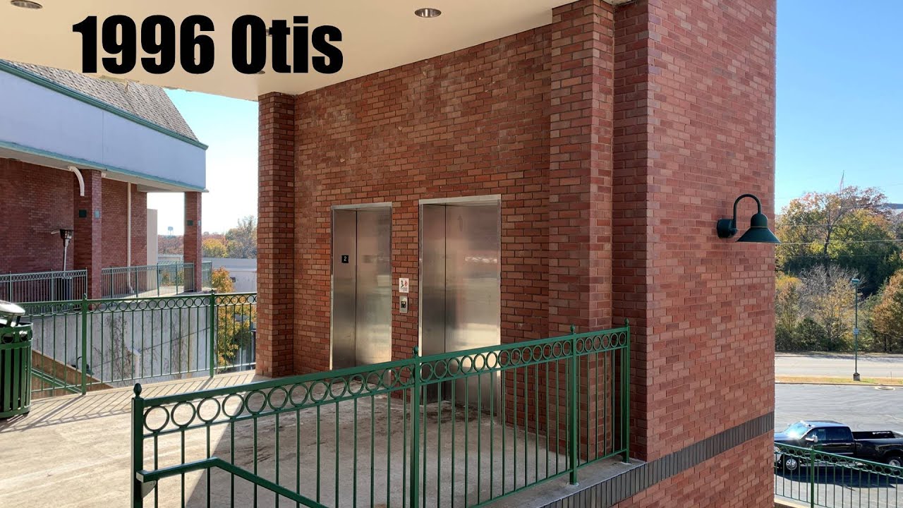 Гидравлические лифты Otis 1996 года выпуска, под вопросом, в торговом центре The Shoppes в Брэнсо...