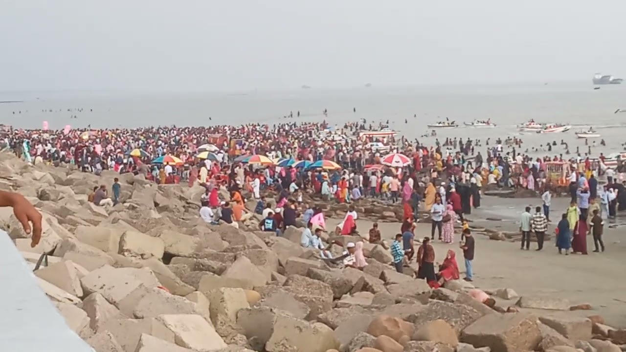 ঈদের তৃতীয় দিনেও পতেঙ্গা সমুদ্র সৈকতে মানুষের ঢল। ৪