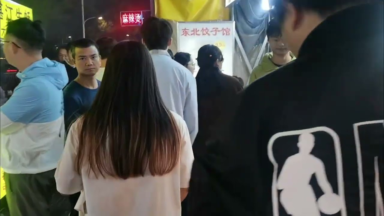 让我们走进一座常住人口20万的，广东惠州惠阳白石社区,这里有著名的苹果手机显示屏玻璃代工厂（伯恩光学）