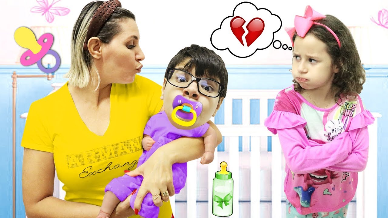 Мама Valentina стала няней, потому что её брат превратился в малыша!