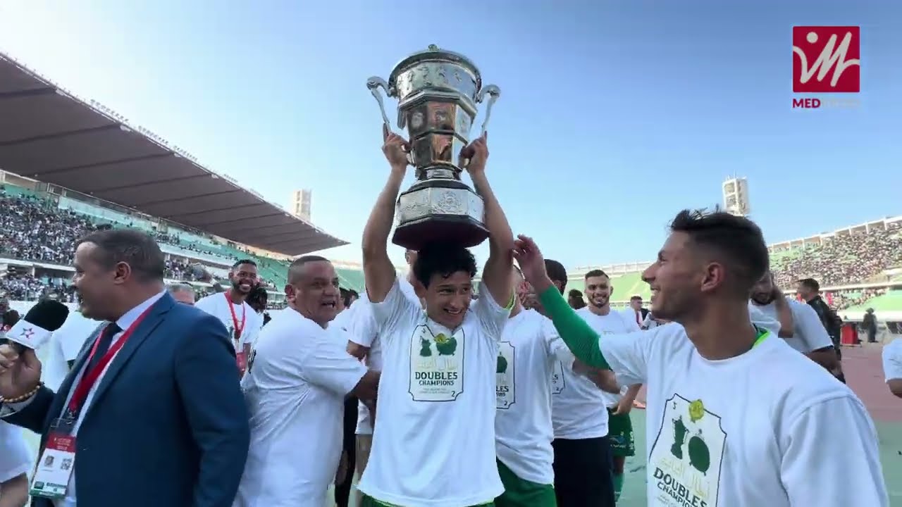 شطحو وغنّاو مع الجمهور. لاعبي الرجاء طايرين بالفرحة