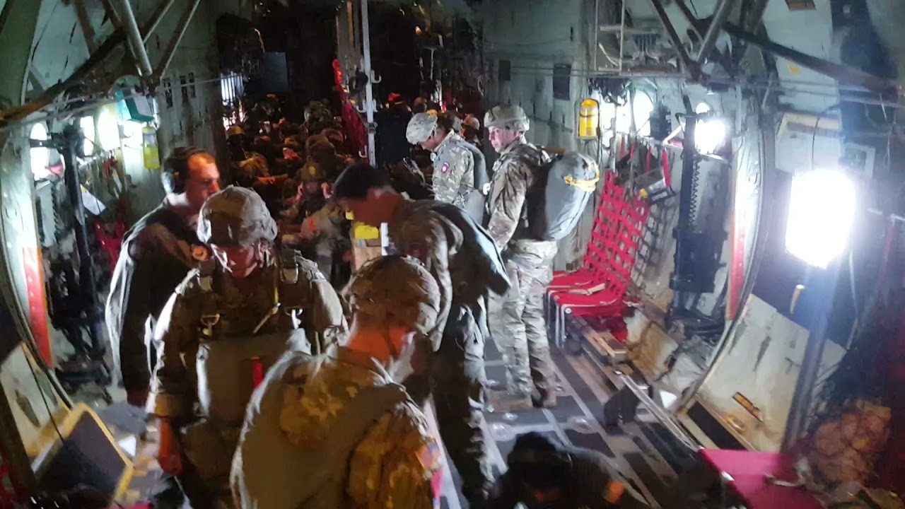 20190609 Aan boord van deze Ramstein 86AW wordt 'Jump' gespeeld boven St M&egrave;re-Eglise (Normandi&euml;)