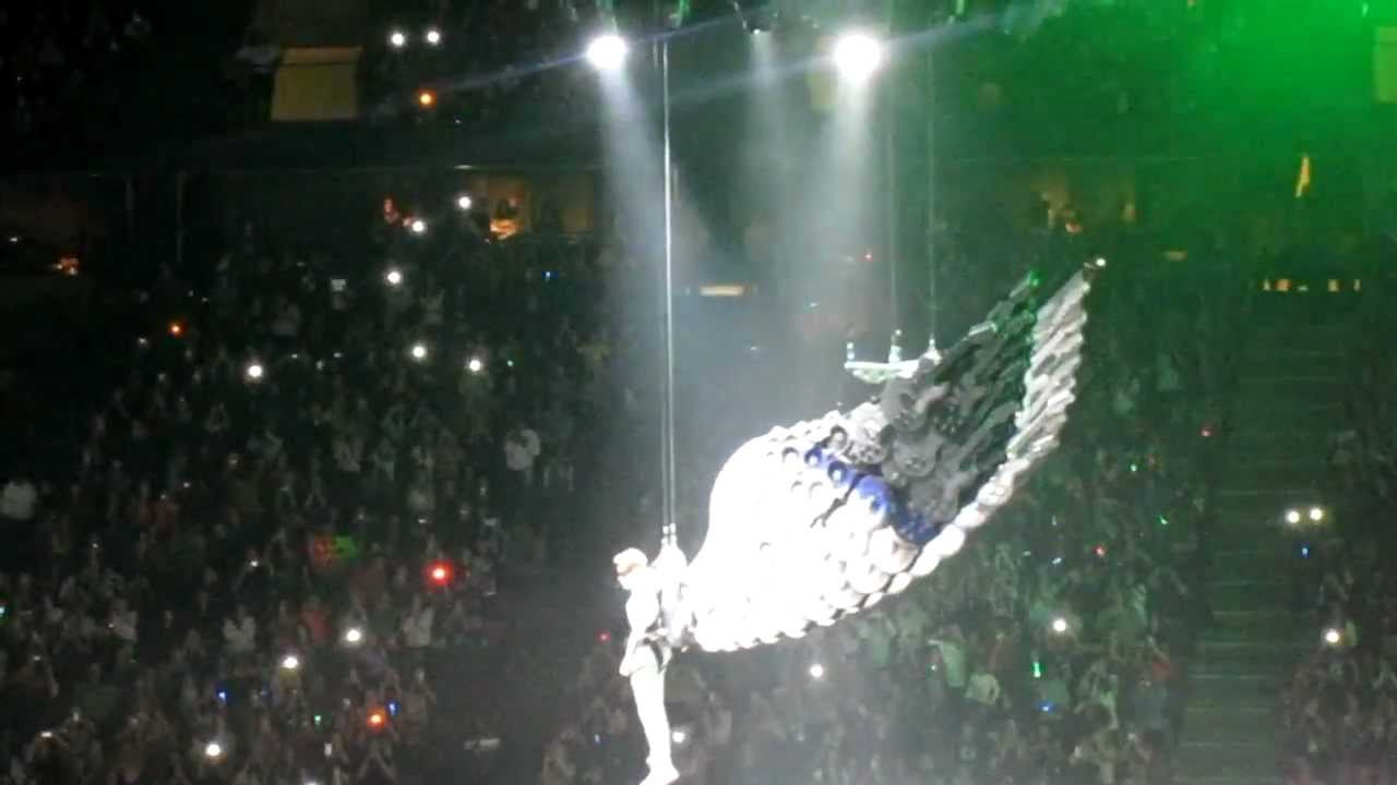 JUSTIN BIEBER WINGS ENTRANCE