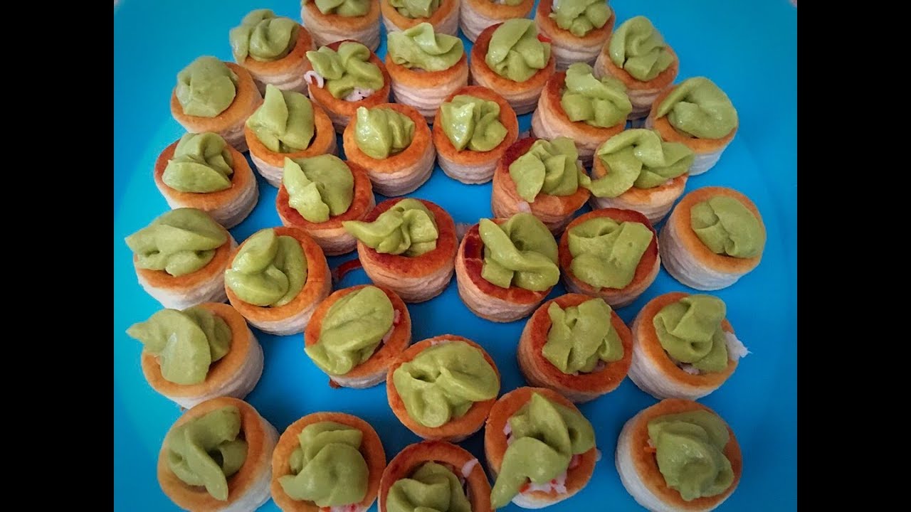 Volovanes con marisco y aguacate