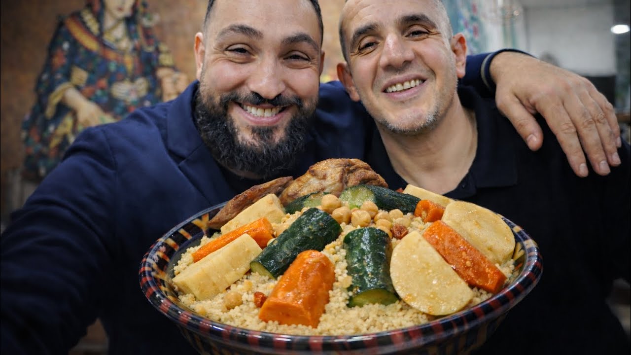 Le couscous se mange avec la main. Point