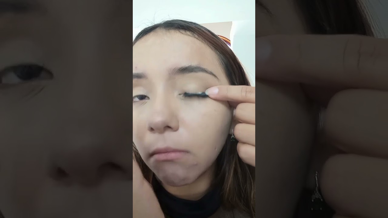 Poniendome pesta&ntilde;as ✨#makeuptutorial #pesta&ntilde;aspostizas #pesta&ntilde;as3D #tutorialdepesta&ntilde;as #soypaulaam