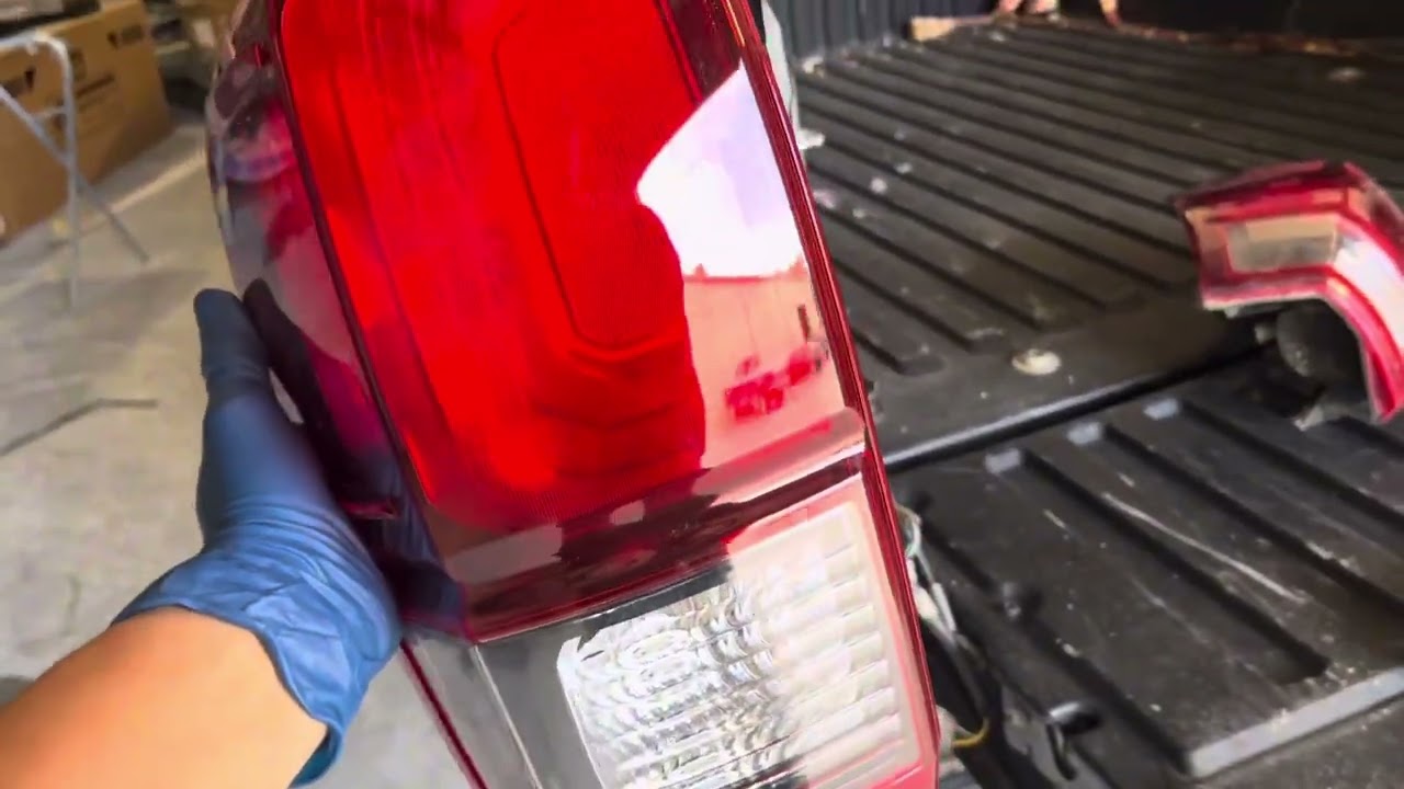 Cómo quitar y poner luz trasera de 2022 Toyota Tacoma