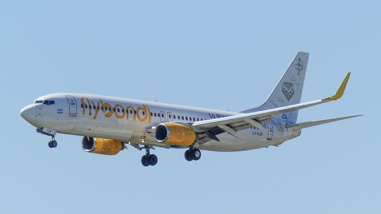 FlyBondi Boeing 737-800 LV-KJD aterrizando en el Aeropuerto Internacional Cordoba