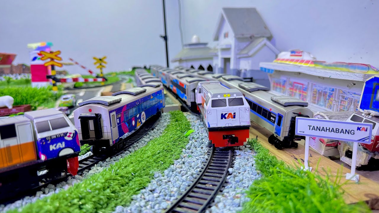 KERETA API TAKSAKA LIVERY LAMA DAN BARU BERPAPASAN.