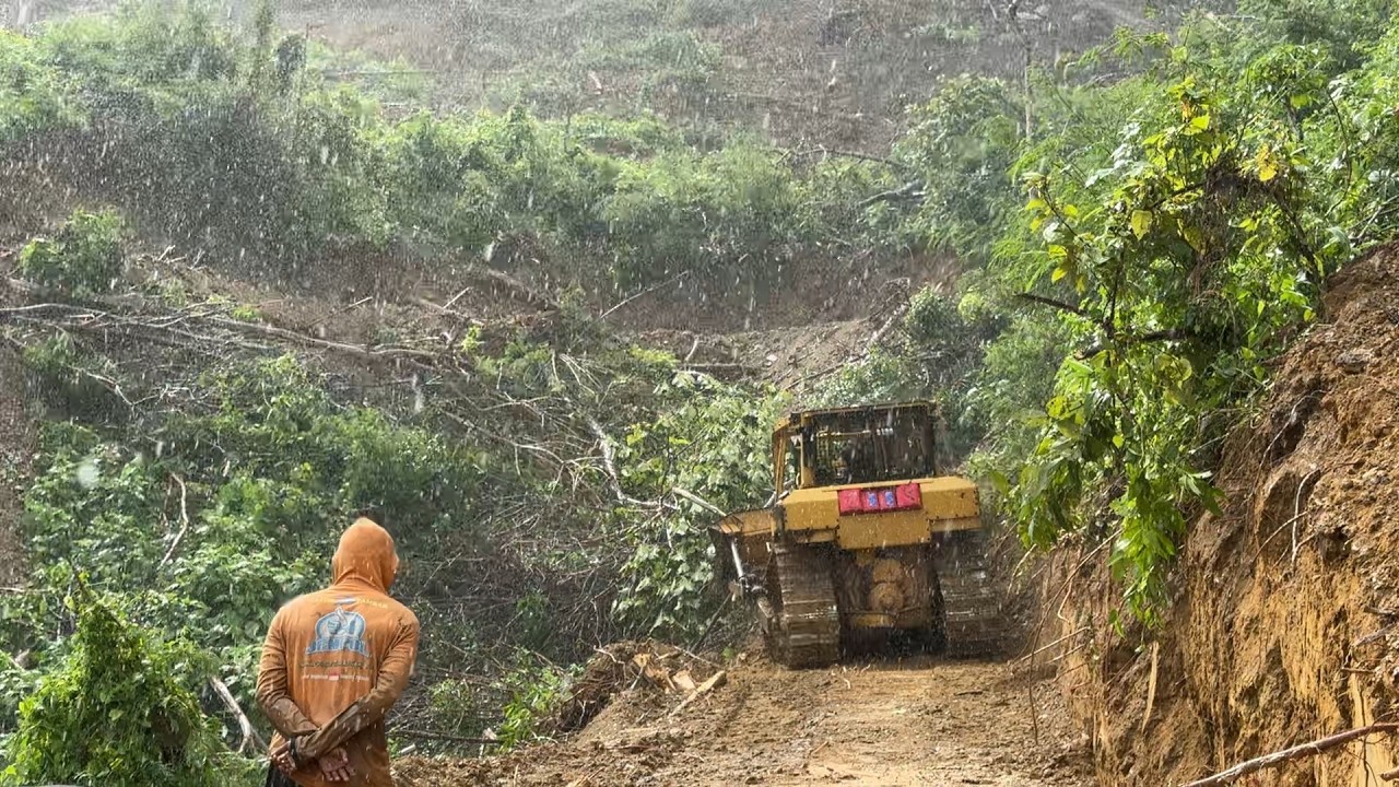 Extreme Weather! CAT D6r XL Bulldozer Working on the Edge of a Cliff With Extreme Rainfall