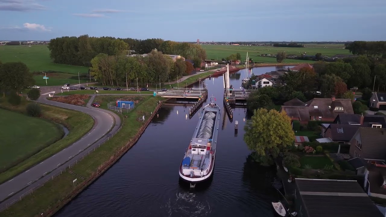 Vrachtboot bij Eembrugge , lading voor de betoncentrale