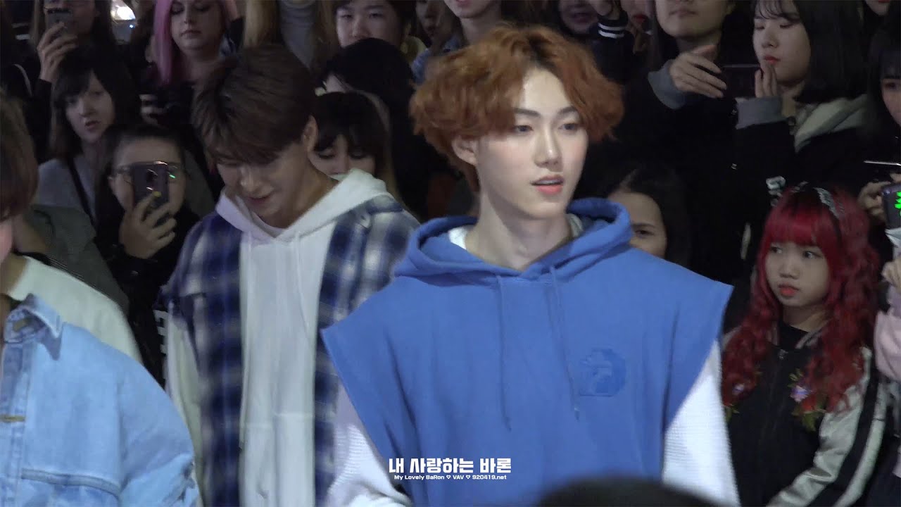 181013 춤추는 곰돌 홍대 버스킹 - 랜덤 댄스 직캠 [VAV 바론]