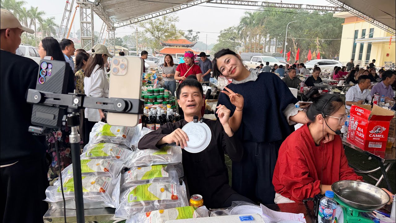 Cùng anh Hải Sapatv ngày thứ 3 bán hàng tại Lễ Hội Đền Bà Chúa Kho Bắc Ninh