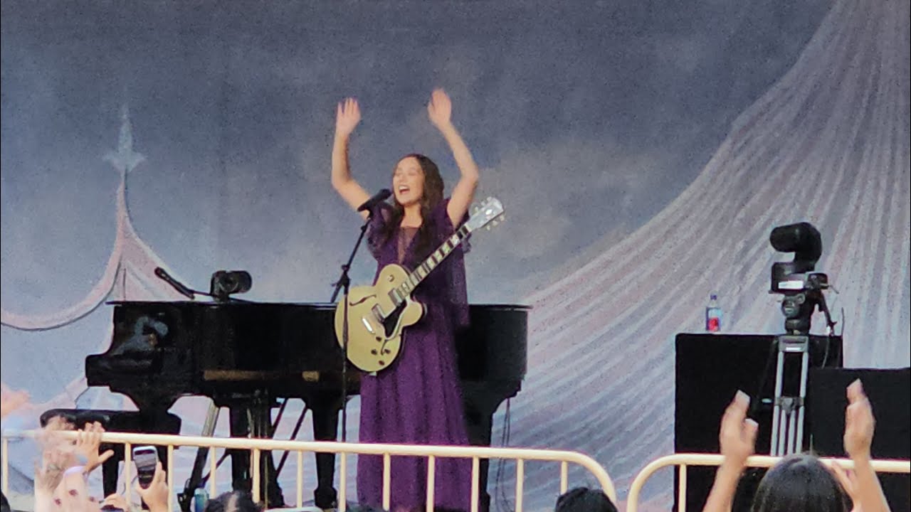 Laufey [FANCAM] [A Very Laufey Day 2025 - Los Angeles] @ Gloria Molina Grand Park - LA  8/24/2025