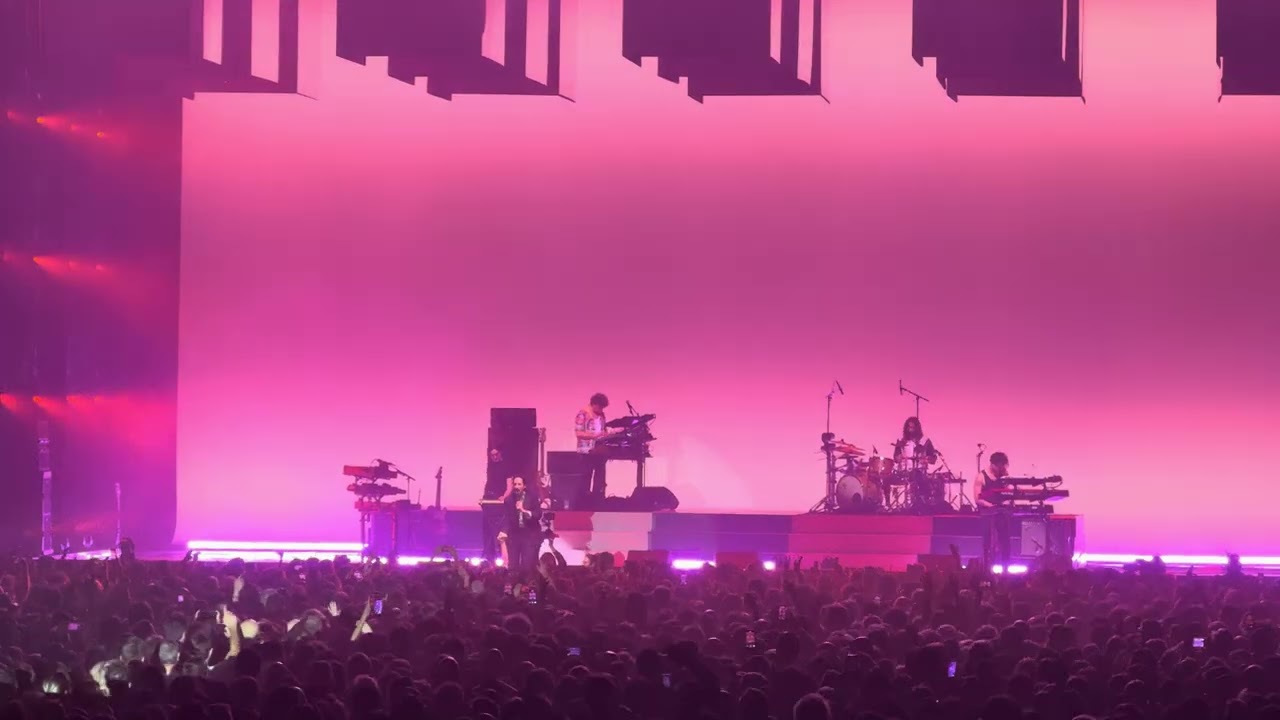 Feu! Chatterton live in Paris (Bercy - Accor Arena) - February 10 2026 - Monde Nouveau / La Malinche