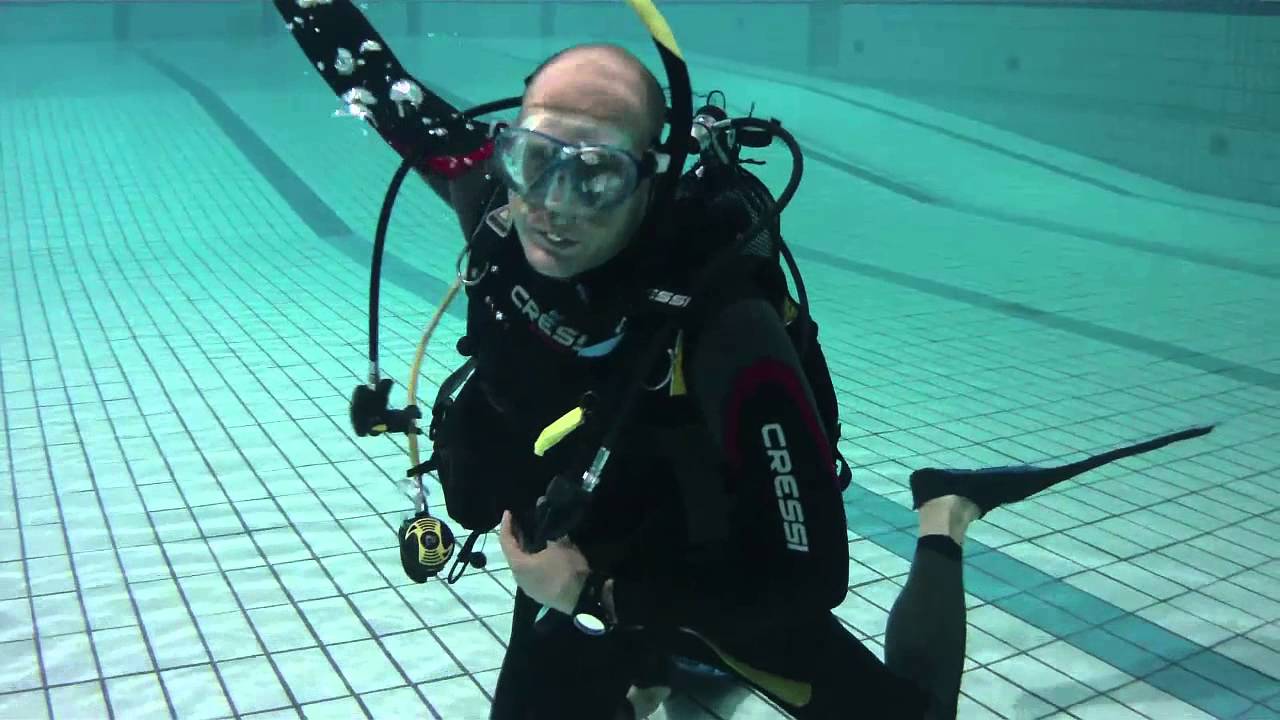PADI Divemaster IDC Skill 7: Lungenautomat wiedererlangen und ausblasen