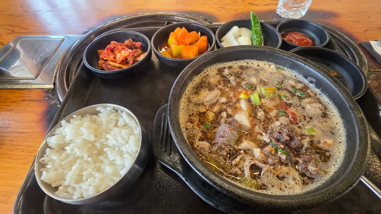 가성비 짱! 순대국밥이 6000원. 맛있당ㅎ. 대전 부사동 맛집, 농민순대. 할리 데이비슨 아이언883, 프레데릭을 타고 