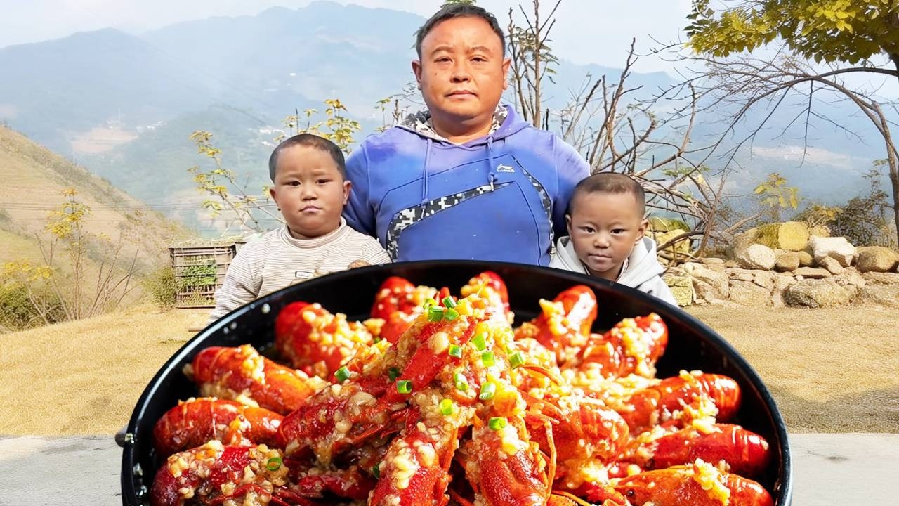 懂事儿子心疼干活的爸爸，不仅会给爸爸泡茶喝，还会自己去洗天麻做饭！！