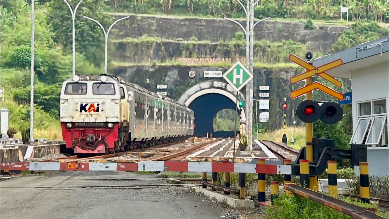 EKSOTIS!, Perlintasan Kereta Api Terowongan Ijo Kebumen, Jawa Tengah