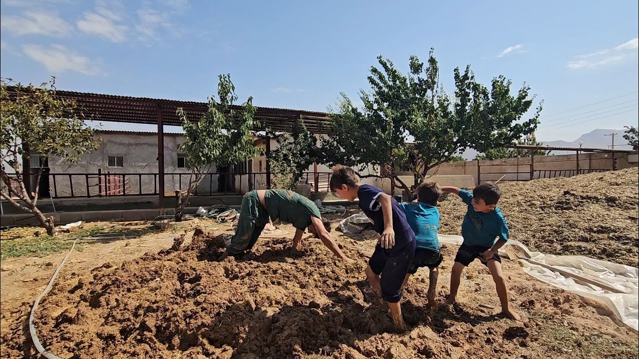 🌾👨&zwj;🌾👩&zwj;🌾 Rural family working hard on their farm to cultivate and improve their agricultural land.