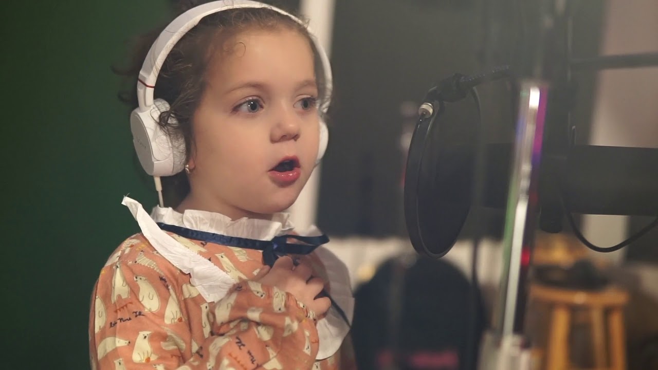 Talentosa niña de 5 años canta el clásico de Frank Sinatra 