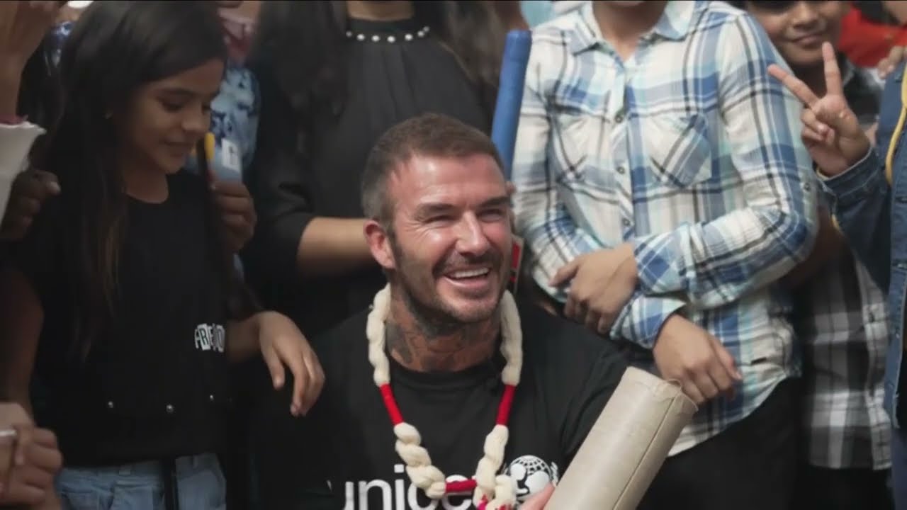 David Beckham plays cricket during visit to India with UNICEF｜Football
