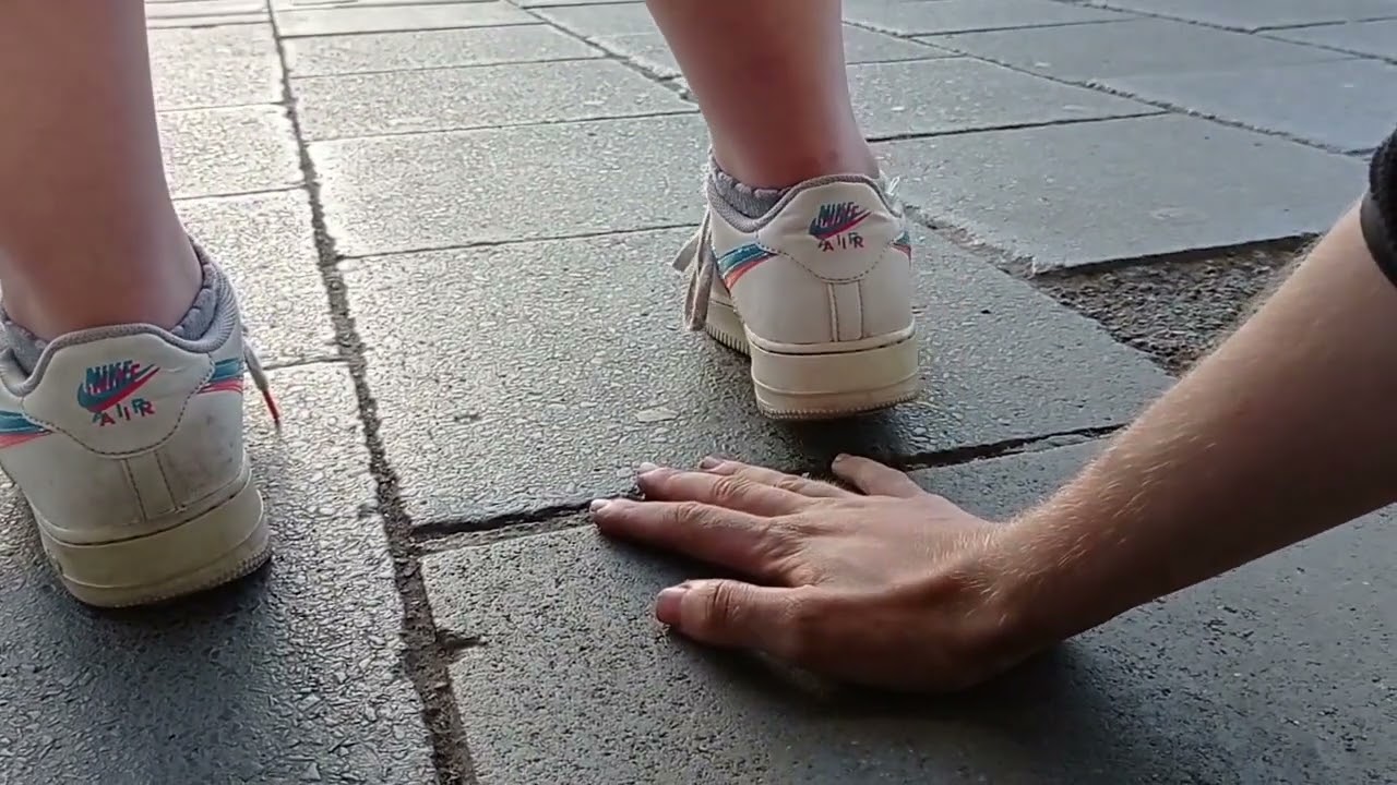 Candid HAND CRUSH under girl NIKE AIRFORCES